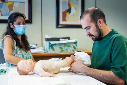 Javier García Pajares, persona con sordoceguera, en una clase impartida en la ONCE para aprender a atender a un bebé.