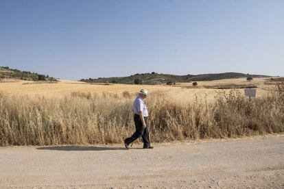 Un hombre que pasea por del camino de Pozo de Almoguera a Almoguera recomienda no hacerlo con sandalias.