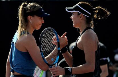 Badosa (izquierda) se saluda con la también española Garbiñe Muguruza tras caer en las semifinales de la Copa de Maestras de Guadalajara.