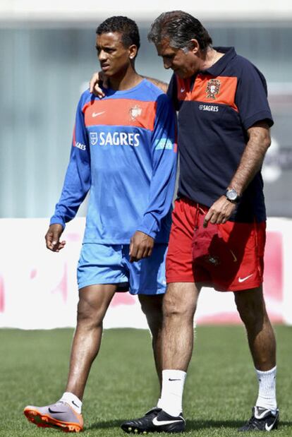 Carlos Queiroz charla con Nani durante un entrenamiento.