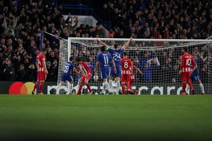 El jugador del Chelsea, Gary Cahill, celebra como el jugador del Atlético de Madrid, Stefan Savic, marca en propia puerta.