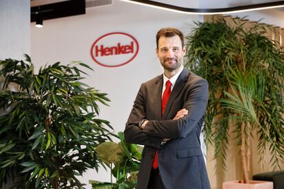 David Cazorla ha sido nombrado presidente de Henkel Ibérica, cargo que compaginará con su responsabilidad actual en la filial Adhesive Technologies como director global de reparación y mantenimiento de vehículos para el grupo Henkel. Su carrera profesional empezó como consultor en Accenture y tras un año se integró en Henkel, donde lleva más de dos décadas en varias posiciones y responsabilidades en las áreas de cadena de suministros, marketing y ventas.