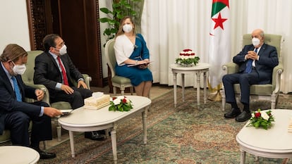 El ministro de Asuntos Exteriores, José Manuel Albares, con el presidente de Argelia, Abdelmayid Tebún, durante su última visita a Argel, en octubre de 2021, en una imagen cedida por el Ministerio de Asuntos Exteriores.