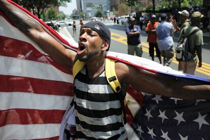 Chico Bradley se pasea con una bandera americana mientras participa en la manifestaci&oacute;n &#039;Justicia para Trayvon&#039; en el exterior de la Corte Federal en Filadelfia.