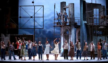 Plano general de la ópera 'Porgy and Bess', de George e Ira Gershwin, interpretada por la Cape Town Opera Company, con dirección musical de Tim Murray, en el Teatro Real.