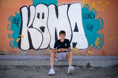 El ciclista Pablo Torres posa en su barrio en el parque de la Vicalvarada en Madrid, el 16 de septiembre.