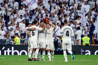 El centrocampista del Real Madrid, Marco Asensio, celebra su gol, el primero del partido correspondiente a la 5ª jornada de Liga de Primera División entre el Real Madrid y el RCD Espanyol en el estadio Santiago Bernabéu en Madrid.