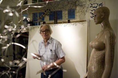 El artista plástico argentino León Ferrari, trabajando en su taller en 2009.