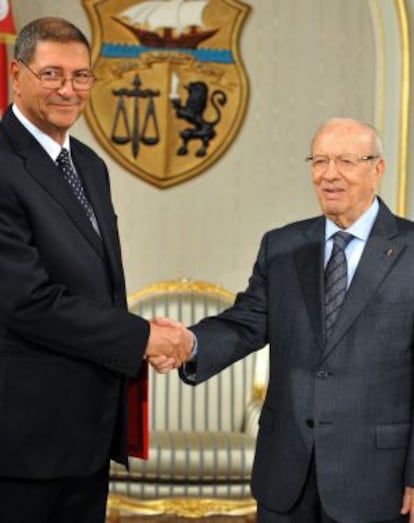 Essebsi (derecha) estrecha la mano a Esid durante su reunión de hoy, en el palacio de Cartago.