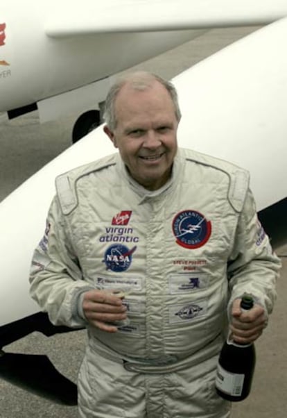 Steve Fossett hace un brindis en el Salina Municipal Airport después de aterrizar su GlobalFlyer.