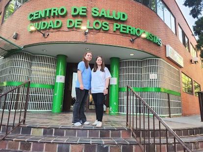 Las enfermeras María Montero y María Mendoza a las puertas del centro de salud madrileño Ciudad de los Periodistas.