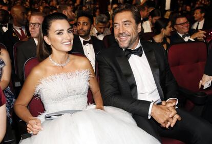 Fue la sorpresa del verano. En julio de 2010 la agencia de representación de los actores Penélope Cruz y Javier Bardem informaba que la pareja de actores se había casado a primeros de mes en una ceremonia secreta e íntima en las islas Bahamas, que tuvo lugar “en casa de unos amigos" y que "solo asistieron a la ceremonia familiares de la pareja". También se supo entonces que la oscarizada actriz había llevado un vestido de John Galliano. Nada más: en una década, nunca han trascendido imágenes de ese momento. Seis meses después, a finales de enero de 2011, anunciaban en un escueto comunicado el nacimiento de su primer hijo, Leo, que llegó al mundo en Los Ángeles, California (EE UU). Dos años y medio después, en julio de 2013, nacía en Madrid su segunda hija, Luna.