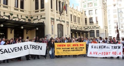 La marcha en defensa de la l&iacute;nea, a su llegada a Valencia