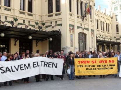 La marcha en defensa de la l&iacute;nea, a su llegada a Valencia