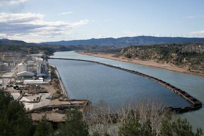 Complejo químico de Ercros junto a los diques que limitan la parte contaminada del embalse del Ebro.