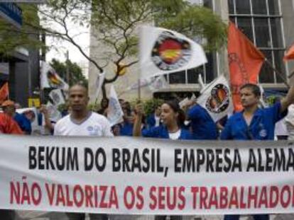 Trabajadores del gremio metalúrgico sostienen una pancarta con la inscripción "Bekum de Brasil, empresa Alemana, no valora sus trabajadores". EFE/Archivo
