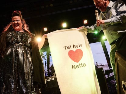 El alcalde de Tel Aviv, Ron Huldai, celebra con Netta Barzilai la victoria israelí en Eurovisión 2018 en una plaza de la ciudad, el pasado mes de mayo.