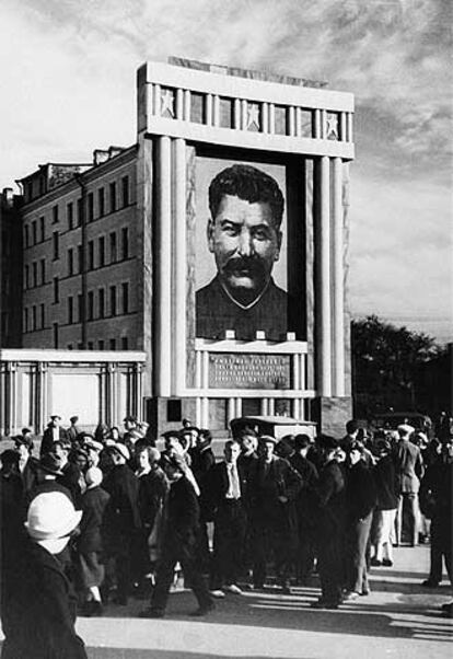 Un enorme retrato de Stalin, en Leningrado, en 1936.