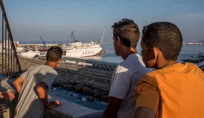 Un grupo de niños deambula por los alrededores del puerto de Melilla