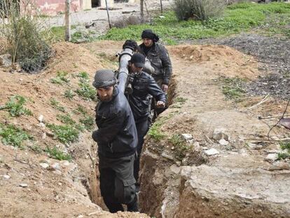 Combatientes del Ej&eacute;rcito Libre de Siria en la regi&oacute;n de Al Rahman, este jueves.