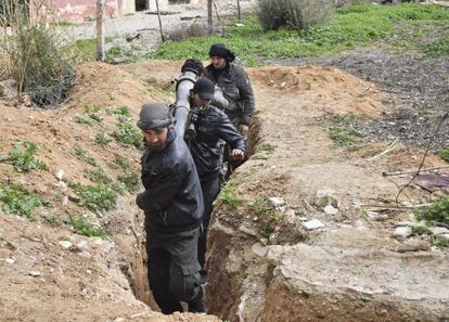 Combatientes del Ej&eacute;rcito Libre de Siria en la regi&oacute;n de Al Rahman, este jueves.