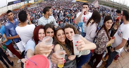 Cientos de j&oacute;venes celebran la fiesta de la primavera en Granada.