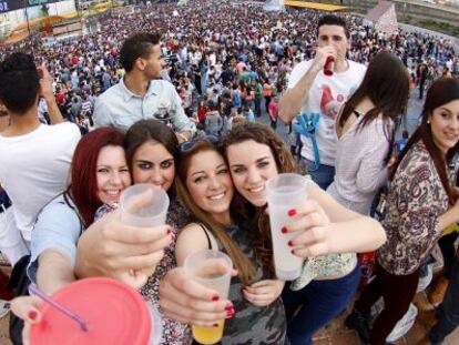 Cientos de j&oacute;venes celebran la fiesta de la primavera en Granada.