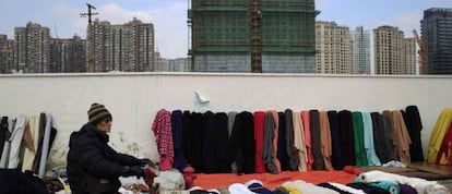 Venta de textiles en una zona industtial de Shanghai, hoy.