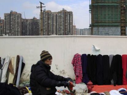Venta de textiles en una zona industtial de Shanghai, hoy.