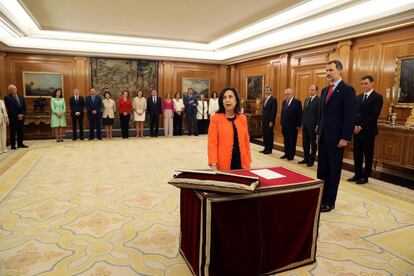 La ministra de Defensa, Margarita Robles, promete su cargo ante el Rey.