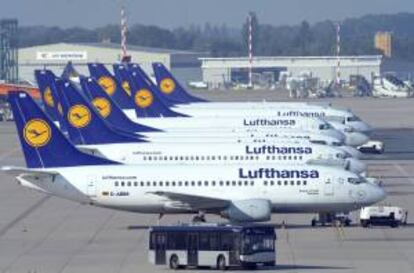 Aviones de la compañía Lufthansa en el aeropuerto de Duesseldorf, Alemania. EFE/Archivo