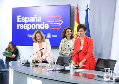 La ministra Portavoz, Isabel Rodríguez; la ministra de Hacienda y Función Pública, María Jesús Montero y la vicepresidenta primera y ministra de Asuntos Económicos y Transformación Digital, Nadia Calviño, tras la reunión del Consejo de Ministros.