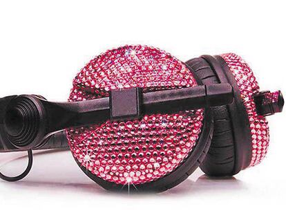 Unos cascos con pedrería.
