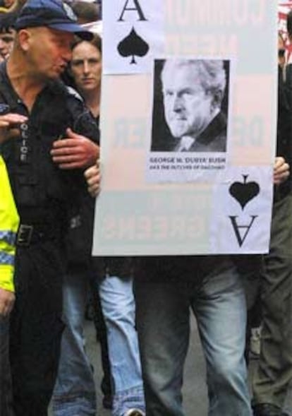Un manifestante porta una pancarta con Bush en la baraja de de Greenpeace.