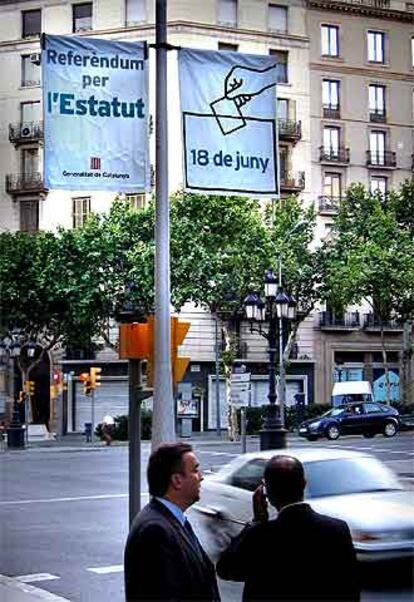 Banderolas de la Generalitat informando sobre el referéndum.