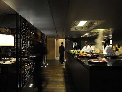 El comedor del restaurante barcelonés La Xina, concebido para que la cocina quede a la vista del cliente.