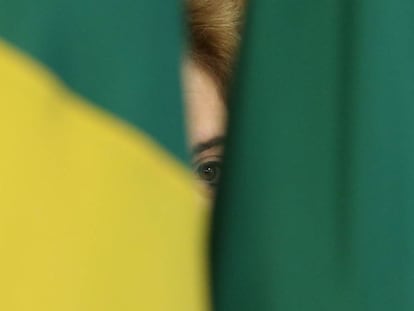 Dilma entre duas bandeiras no dia 13 de abril, no Palácio do Planalto.