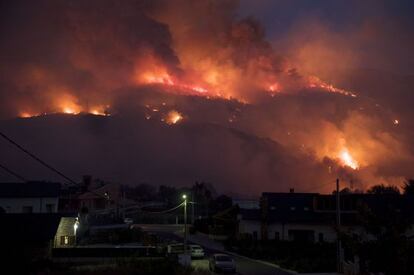 Imagen del incendio a primera hora de la noche de ayer en las cercanías de O Barco de Valdeorras.