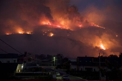 Imagen del incendio a primera hora de la noche de ayer en las cercan&iacute;as de O Barco de Valdeorras.