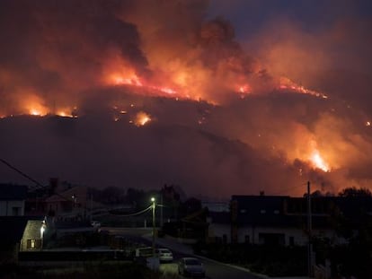 Imagen del incendio a primera hora de la noche de ayer en las cercan&iacute;as de O Barco de Valdeorras.