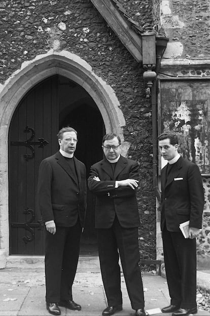 José María Escrivá de Balaguer, Álvaro del Portillo y Javier Echevarría, en una iglesia de Canterbury (Inglaterra), en agosto de 1958. 