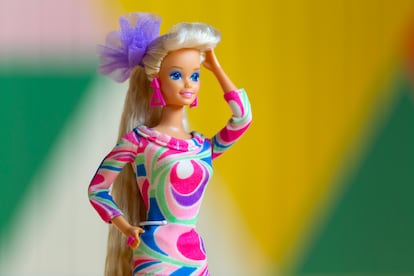 El modelo Totally Hair Barbie, de 1992, el más vendido de la historia de la muñeca, expuesto en Londres.