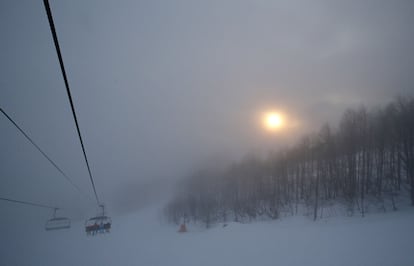 Los organizadores han decidido suspender hasta el martes la prueba de 'boardercross' de la competición de snowboard de los Juegos Olímpicos de Sochi. En la imagen niebla cerca de las pistas de entrenamiento de esquí alpino en los Juegos Olímpicos de Sochi 2014, 17 de febrero de 2014.