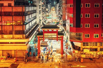 No hace falta saber de ópera cantonesa para disfrutar del espectáculo. El mercado nocturno más animado de Hong Kong es el de Temple Street, un hervidero de vendedores ambulantes, adivinos y aromas de restaurantes al aire libre donde también hay espectáculos de ópera cantonesa (las actuaciones se realizan, gratis, de 20.30 a 23.00 todos los días, excepto los miércoles).