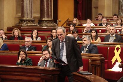 El 'president' de la Generalitat, Quim Torra, se dirige al atril del Parlament para pronunciar su discurso el día en que Roger Torrent le ha comunicado que no podría votar en el pleno.