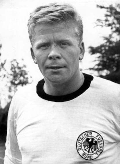 Helmut Haller, con la camiseta de la selecci&oacute;n alemana.