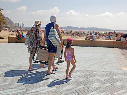 Un grupo de turistas llegan a una playa de Alicante, el pasado 2 de julio.
