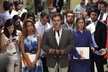 El líder de Ciudadanos, Albert Rivera, hace declaraciones rodeado de colaboradores, tras recoger su credencial como diputado de la XII legislatura.