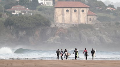 Surfistas en la playa de Mundaka, adonde llegaron 280 cuerpos de ahogados por el hundimiento del 'San Bartolomé'.