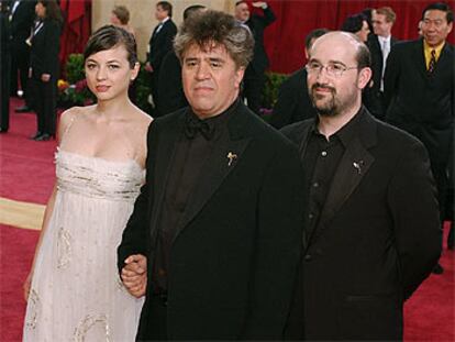 Leonor Waitling, Pedro Almodovar y Javier Cámara han llegado circunspectos al teatro Kodak. La noche les depararía una gran alegría: un nuevo oscar para el director manchego, a cuenta del guión de <i>Hable con ella</i>.